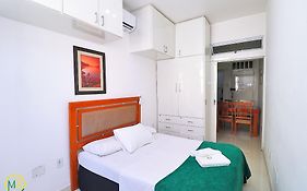 Lindo 2 quartos renovado para 6 pessoas na quadra da praia!